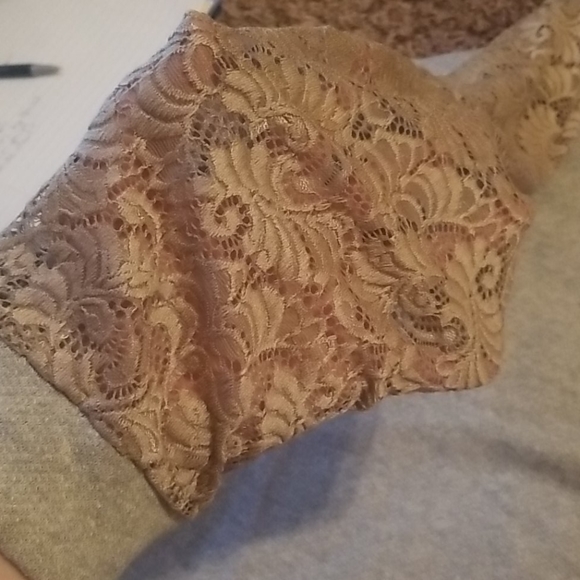 Sweatshirt with lace details - Picture 2 of 4